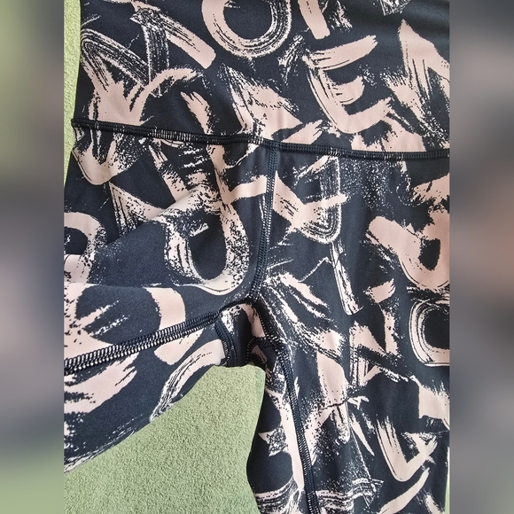 Lululemon Athletica Pink and Black Patterned Leggings - Picture 5 of 14